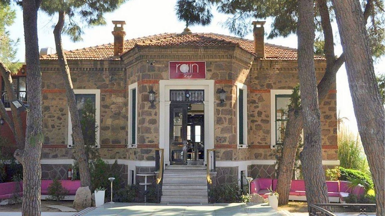 İzmir'de Evlenmek Isteyenler Buraya Akın Ediyordu! 142 Yıllık Geçmişi Ile Büyüleyen Deniz Manzaralı Mekan Hala Açık Mı (4)