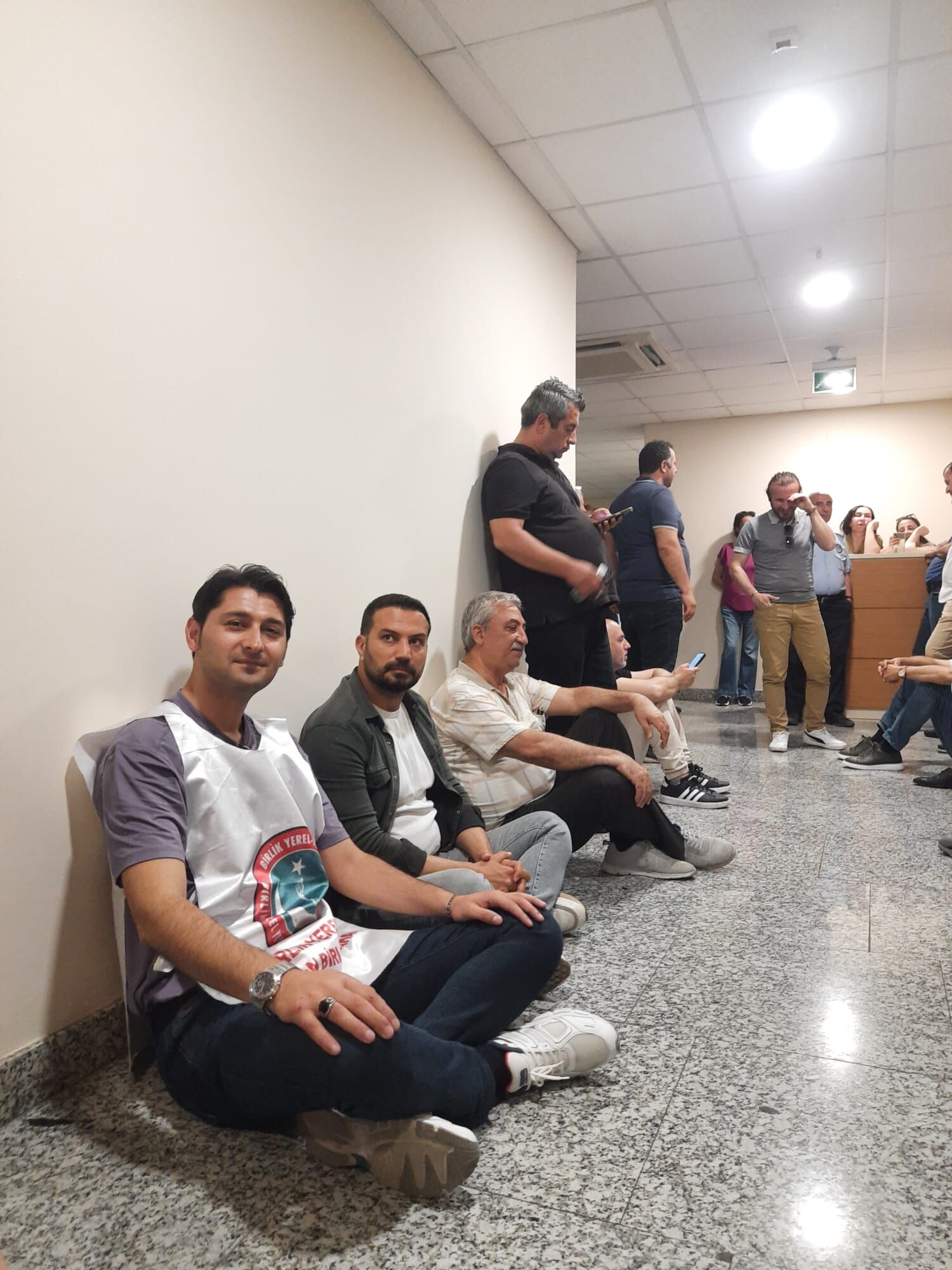 Bayraklida Sular Durulmuyor Memurlar Belediye Icinde Oturma Eyleminde 3