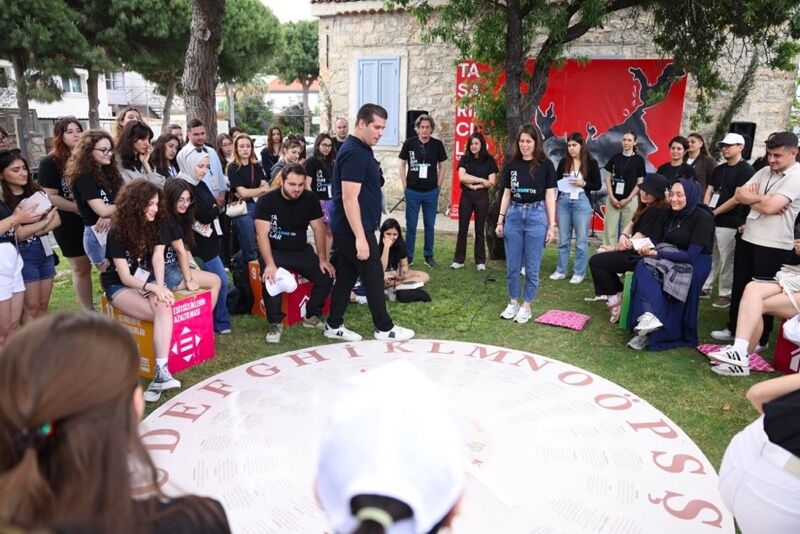 Çeşme’de 130 Genç Aynı Masada Üç Günlük Maraton Başladı (1)