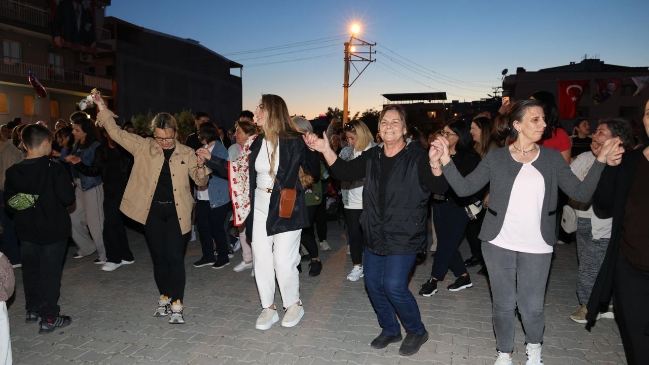 Çiğli’de Sokaklar Şenlik Alanına Döndü Binlece Kişi Bir Araya Geldi (2)