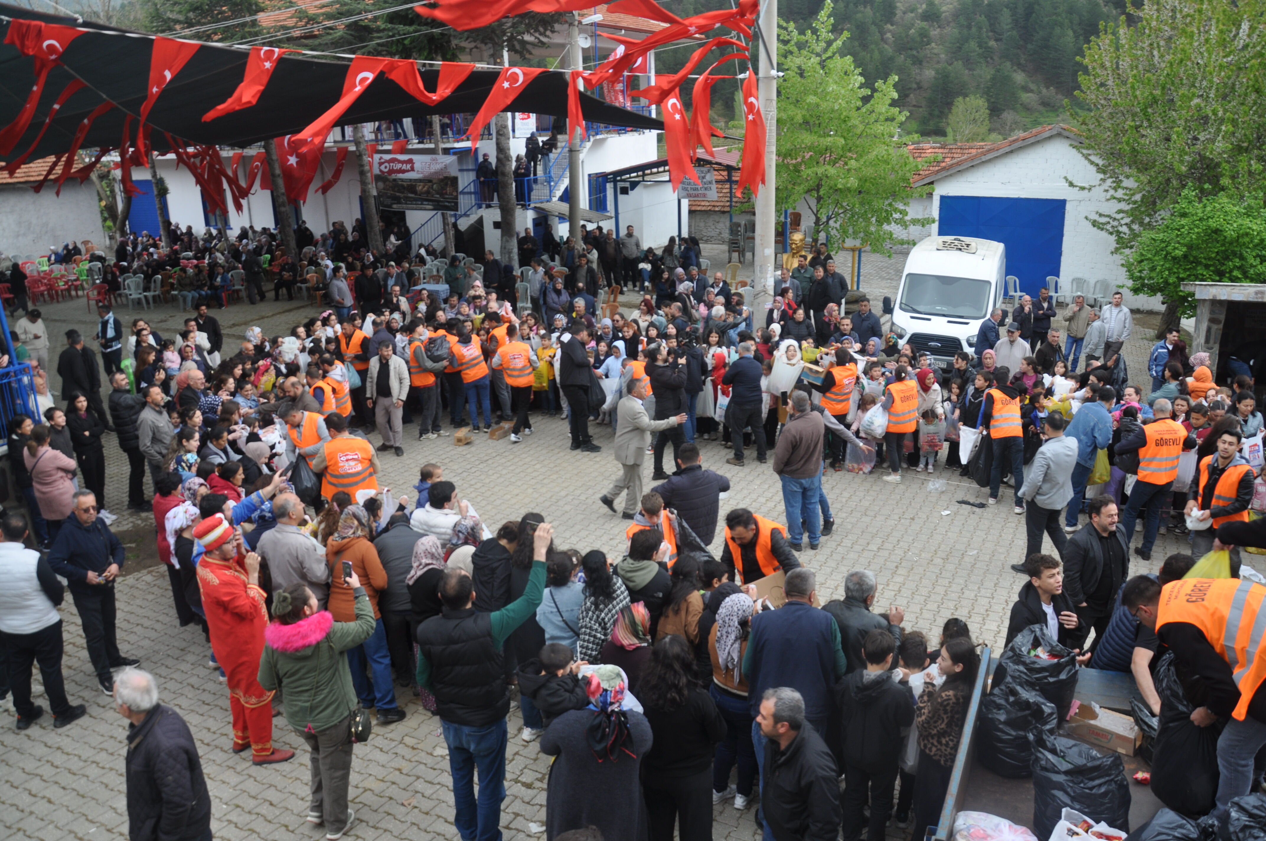 Çocuklar Hediyeleriyle Bayram Sevincini Yaşadı (1)