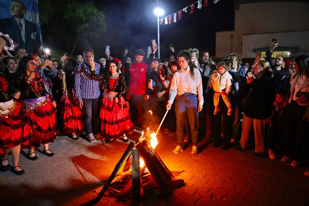 Hıdırellez Ateşi Çeşme’nin Üç Noktasında Yandı (2)