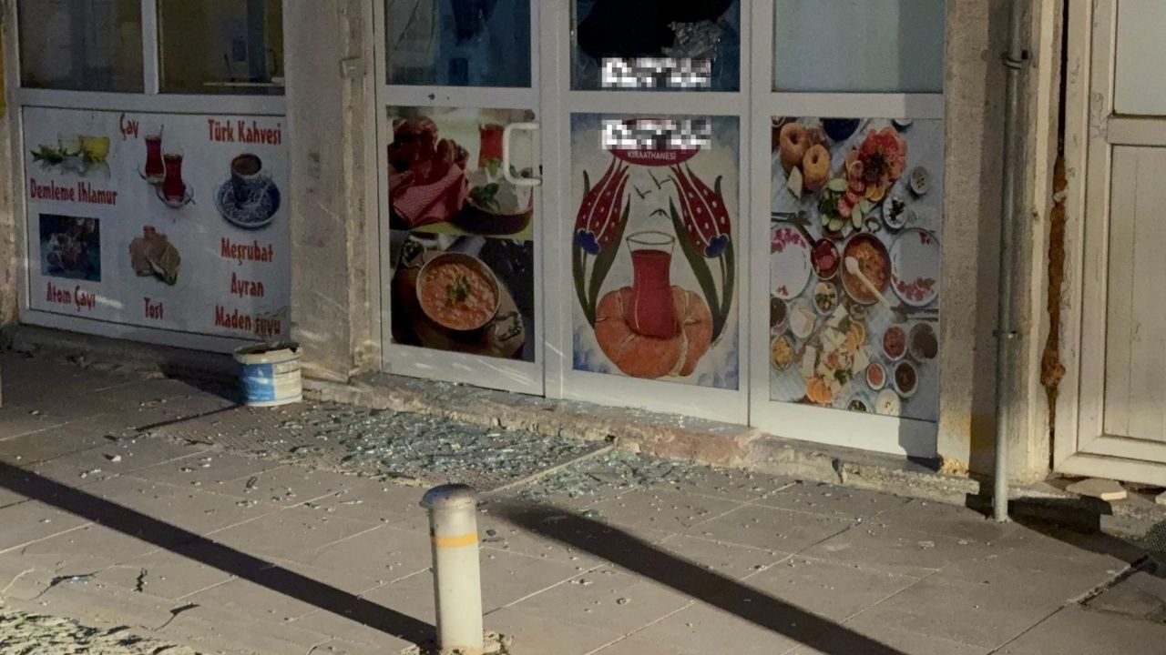 İki Grup Birbirine Girdi, Sokak Savaş Alanına Döndü 3 Kişi Hastaneye Kaldırıldı (1)