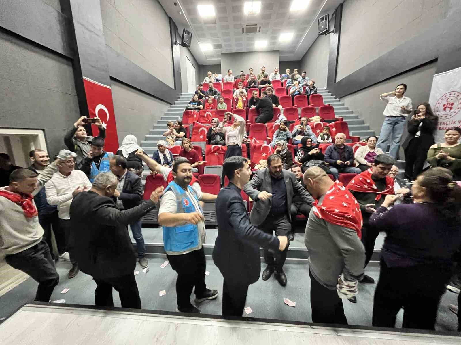 İzmir Bayındır’da Duygulandıran Asker Eğlencesi! Özel Gereksinimli Öğrencilere Kına Gecesi Düzenlendi (1)