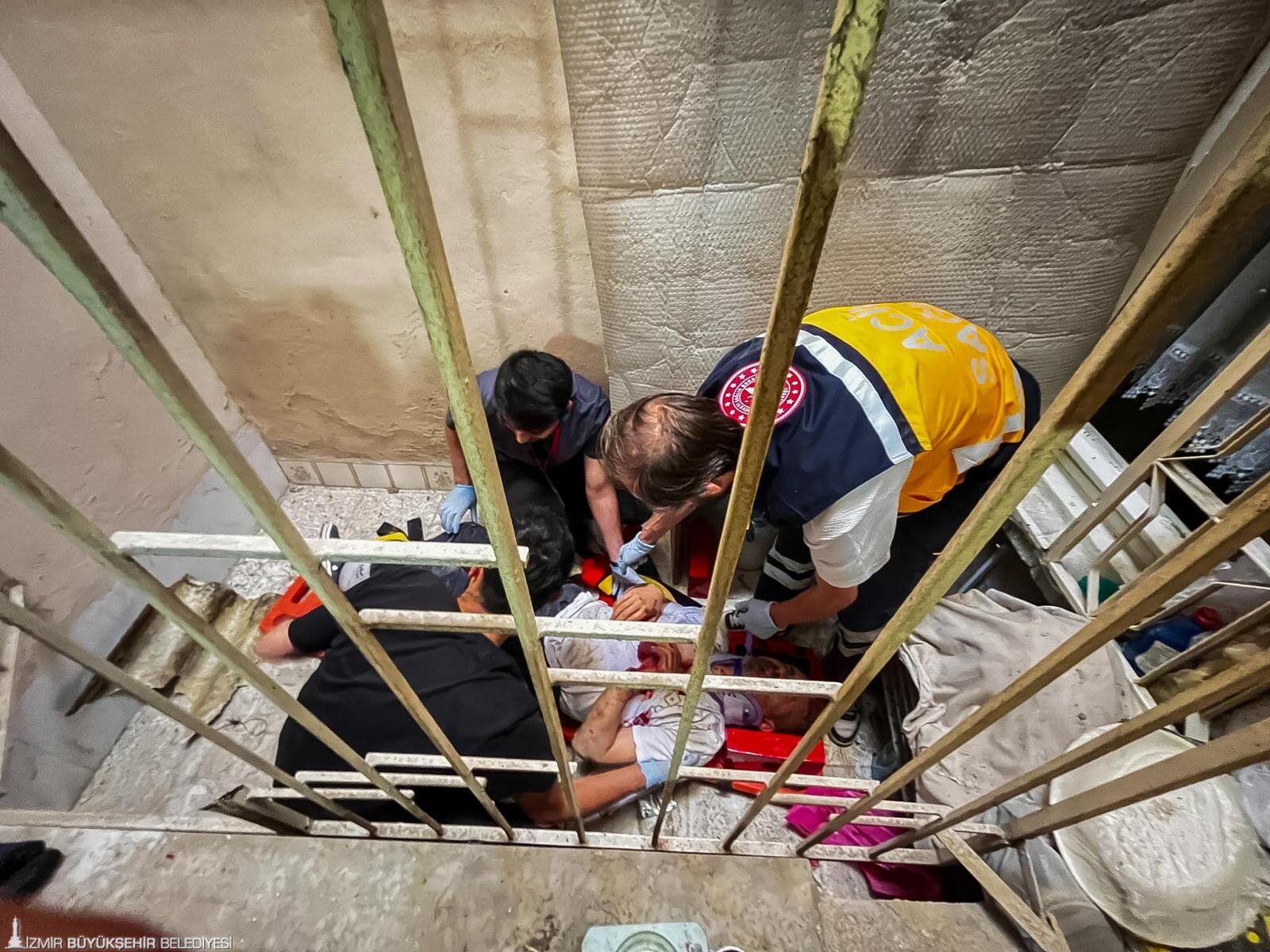 İzmir’de Çatıdan Apartman Boşluğuna Düştü! Ekipler Seferber Oldu (2)