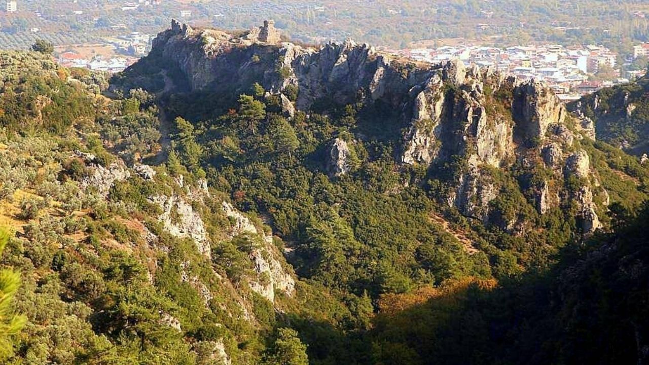 İzmir’de Keşfedilmeyi Bekleyen Tarihi Kale! İki Farklı Dönem Bir Arada Hikayesi Hiç Duymuş Muydunuz (1)