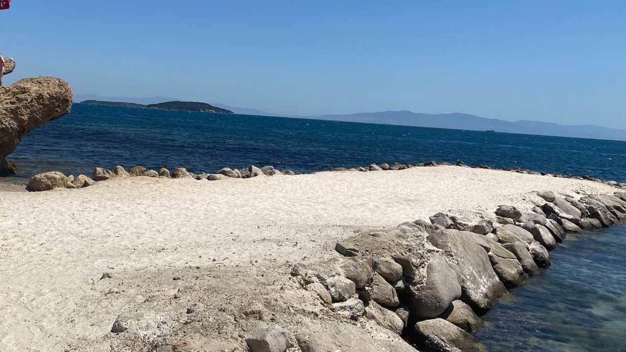 İzmir'de Merkeze Yakın, Ulaşımı Kolay, Ücretsiz Plaj Arayanlara Efsanesi Ile Dikkat Çeken Urla'nın Saklı Noktası (2)