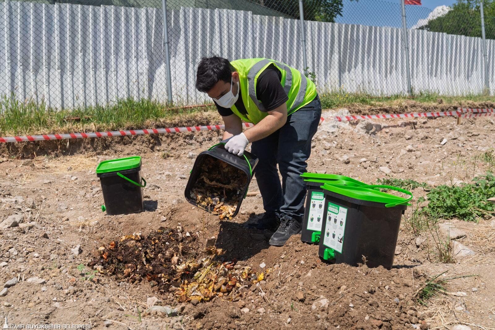 İzmir’de Mutfak Atıkları Parklarda Kullanılacak! Kovalar Dolu Dolu Toplanıyor (1)