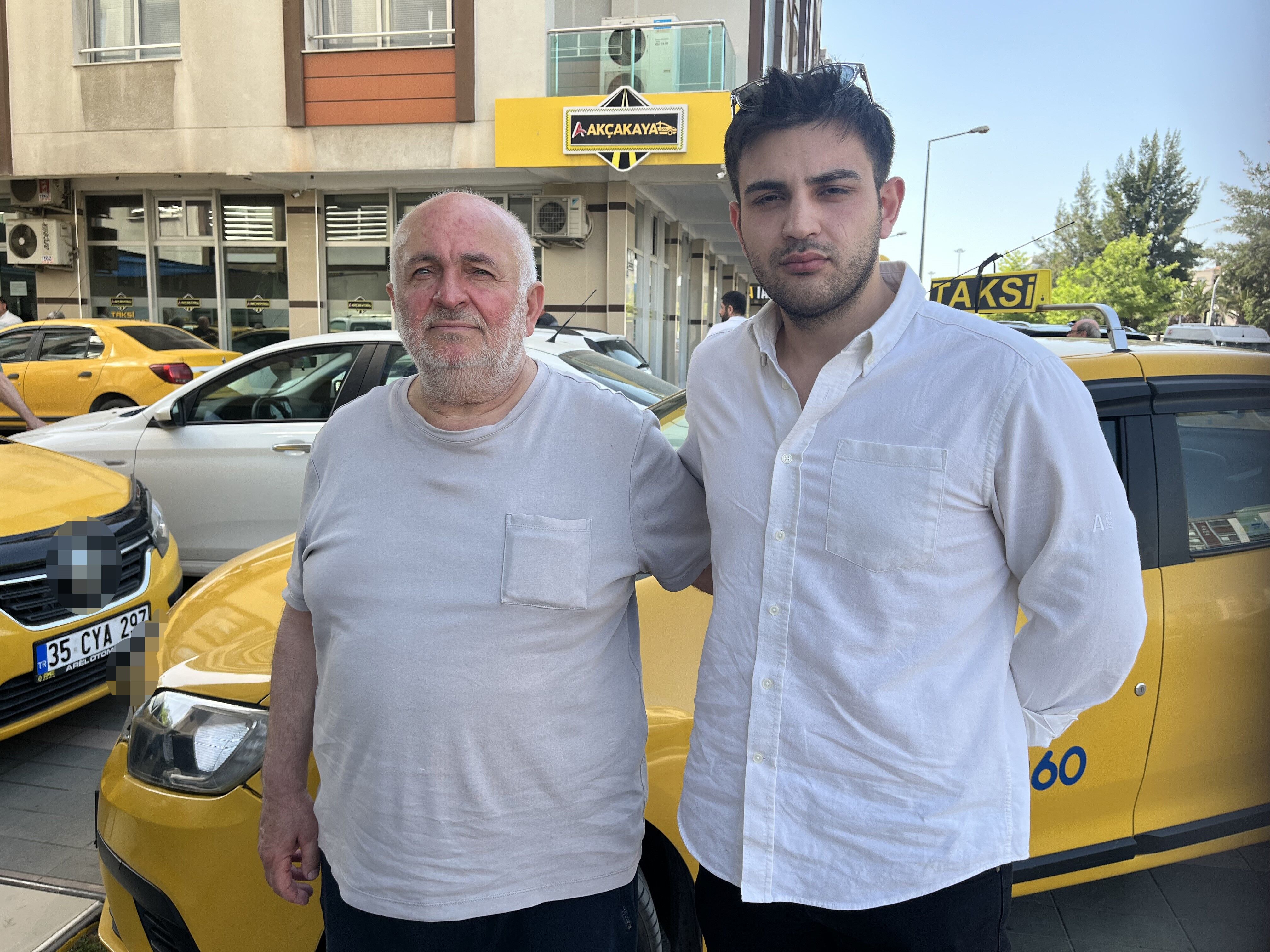 İzmir’de Taksi Şoförünün Boynuna Bıçak Dayandı Yaralı Sürücü O Anları Anlattı (1)