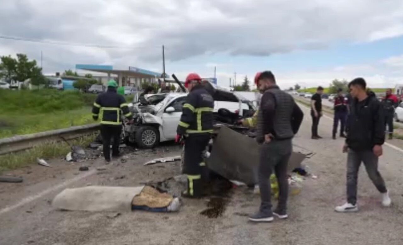 Karşı Şeride Geçen Araç Faciaya Neden Oldu 2 Ölü, 7 Yaralı (1)