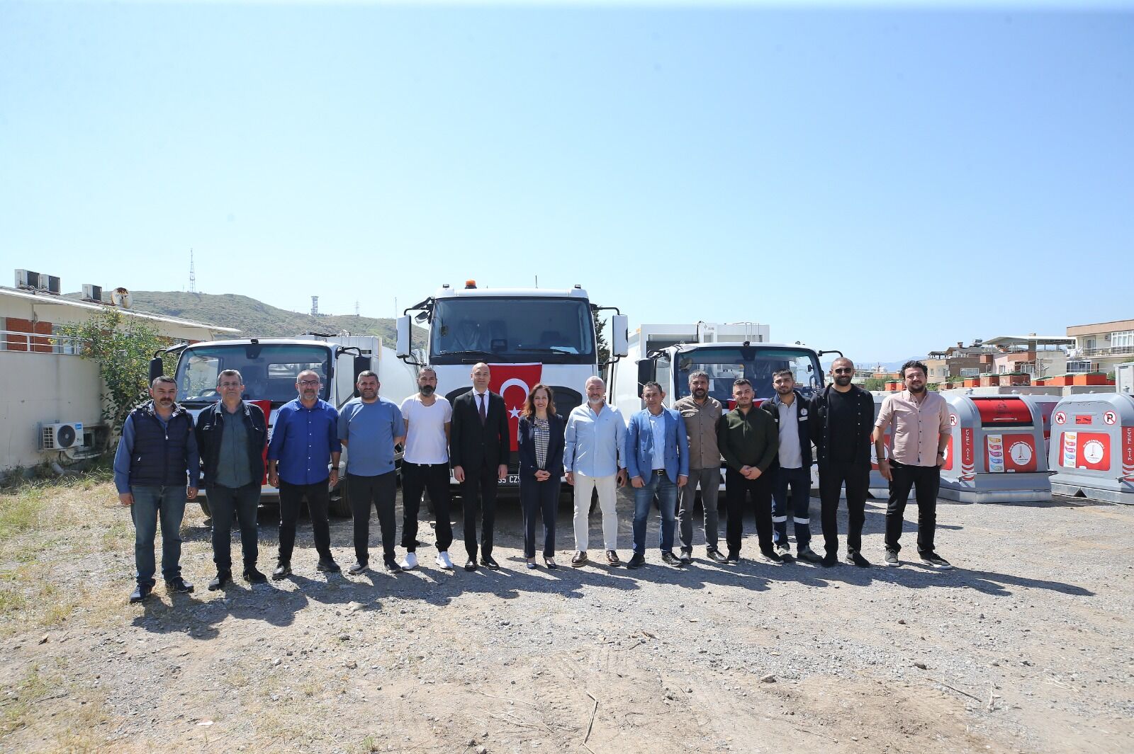 Karşıyaka’nın Temizlik Filosu Güçlendi 3 Yeni Çöp Kamyonu Göreve Hazır (2)