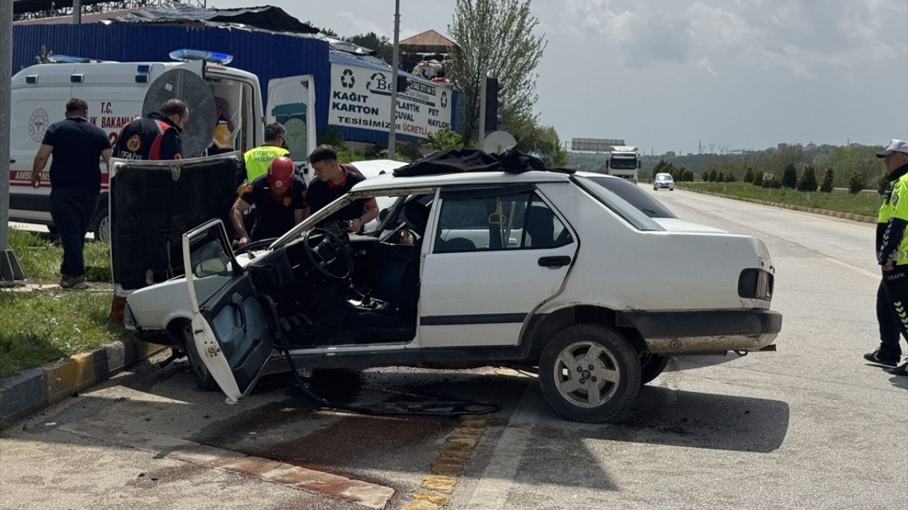 Kavşakta Iki Otomobil Birbirine Girdi 8 Kişi Yaralandı (2)