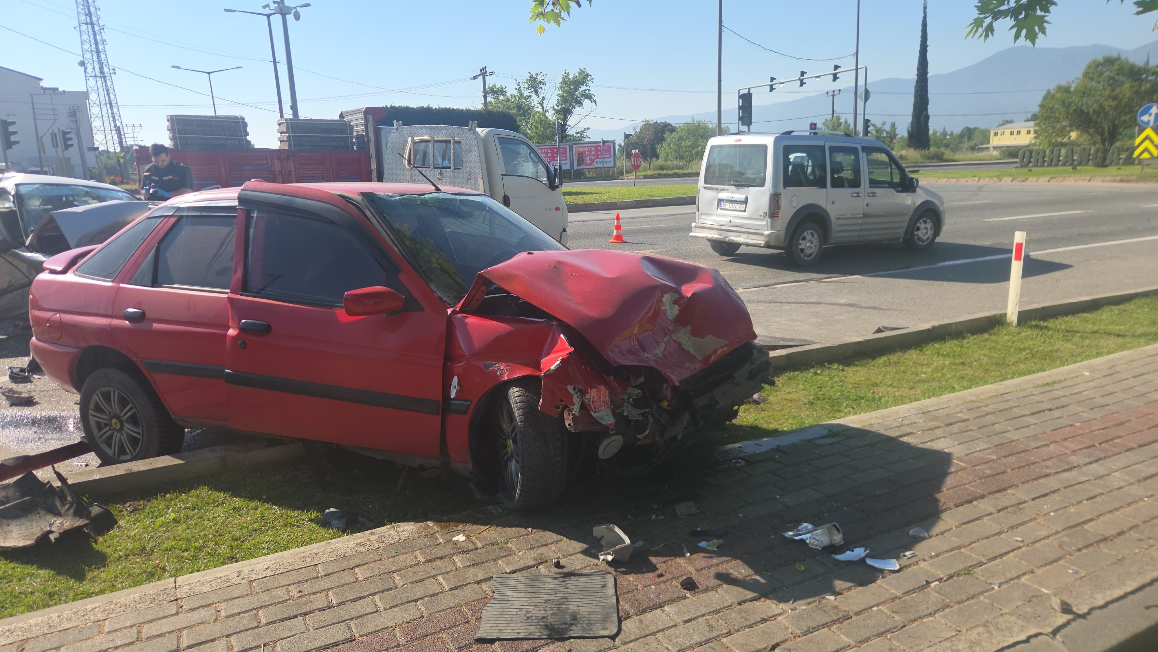 Kavşakta Zincirleme Kaza 1 Kişi Hayatını Kaybetti, 4 Kişi Yaralandı (2)