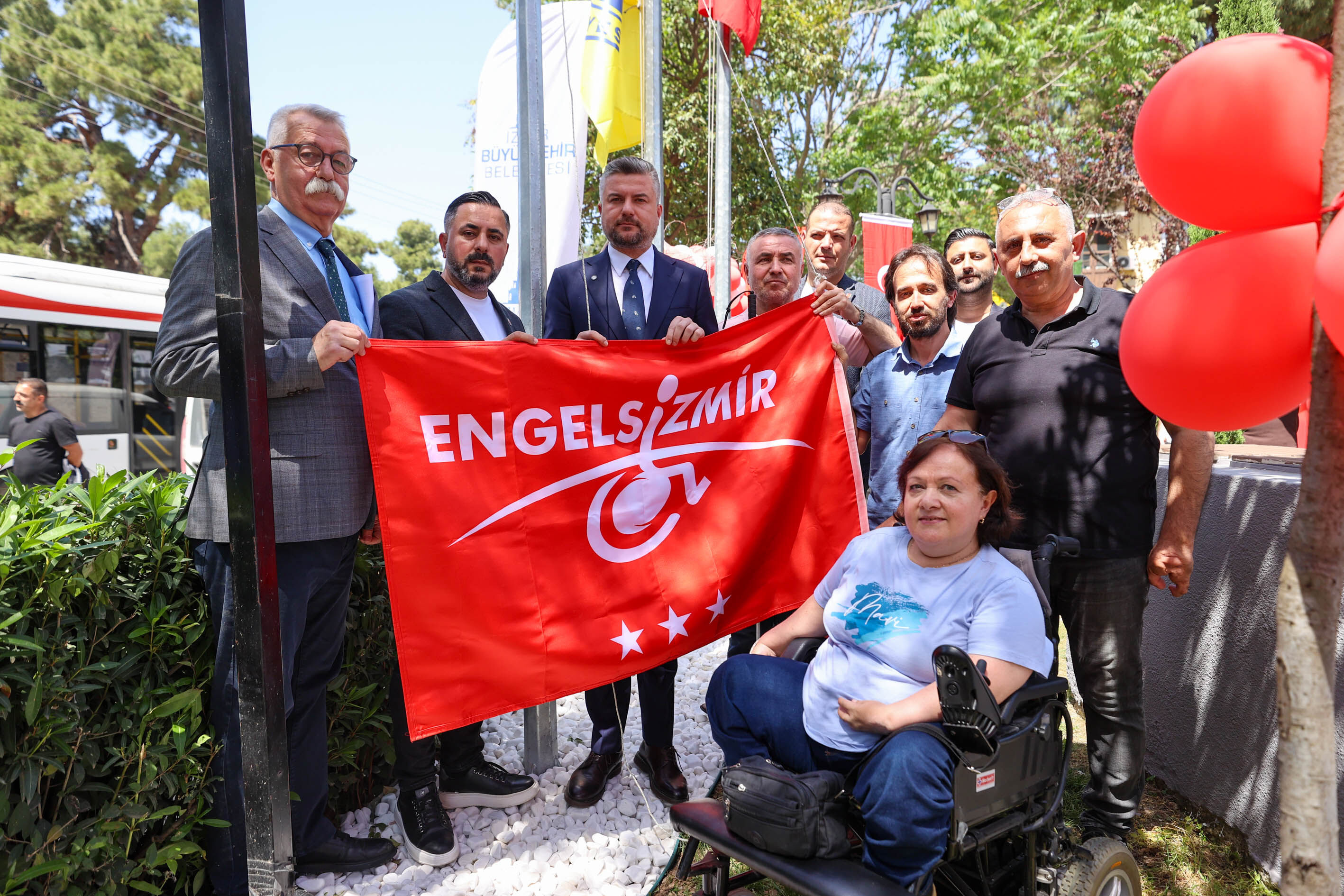 Kırmızı Bayrak Buca’da Yükseldi! Kaldırımlardan Masalara Engelsiz Yaşam Alanı Tescillendi (3)