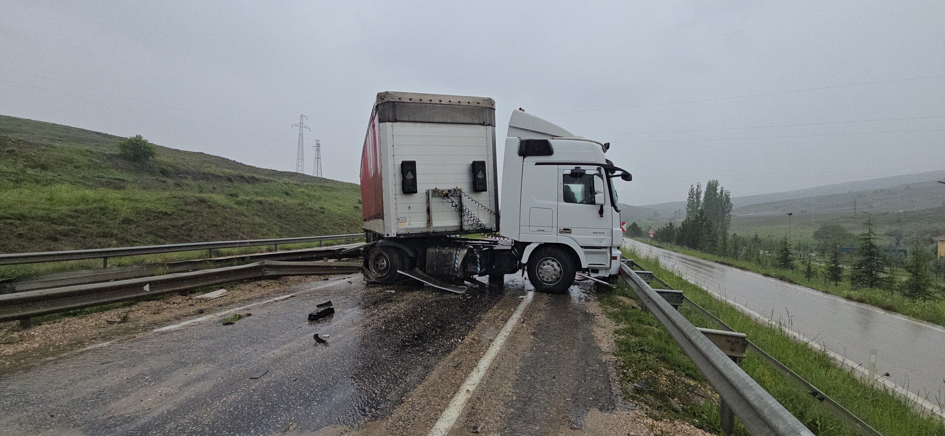 Kontrolden Çıkan Tır Karşı Şeride Geçerek Minibüse Çarptı Çok Sayıda Yaralı Var (2)