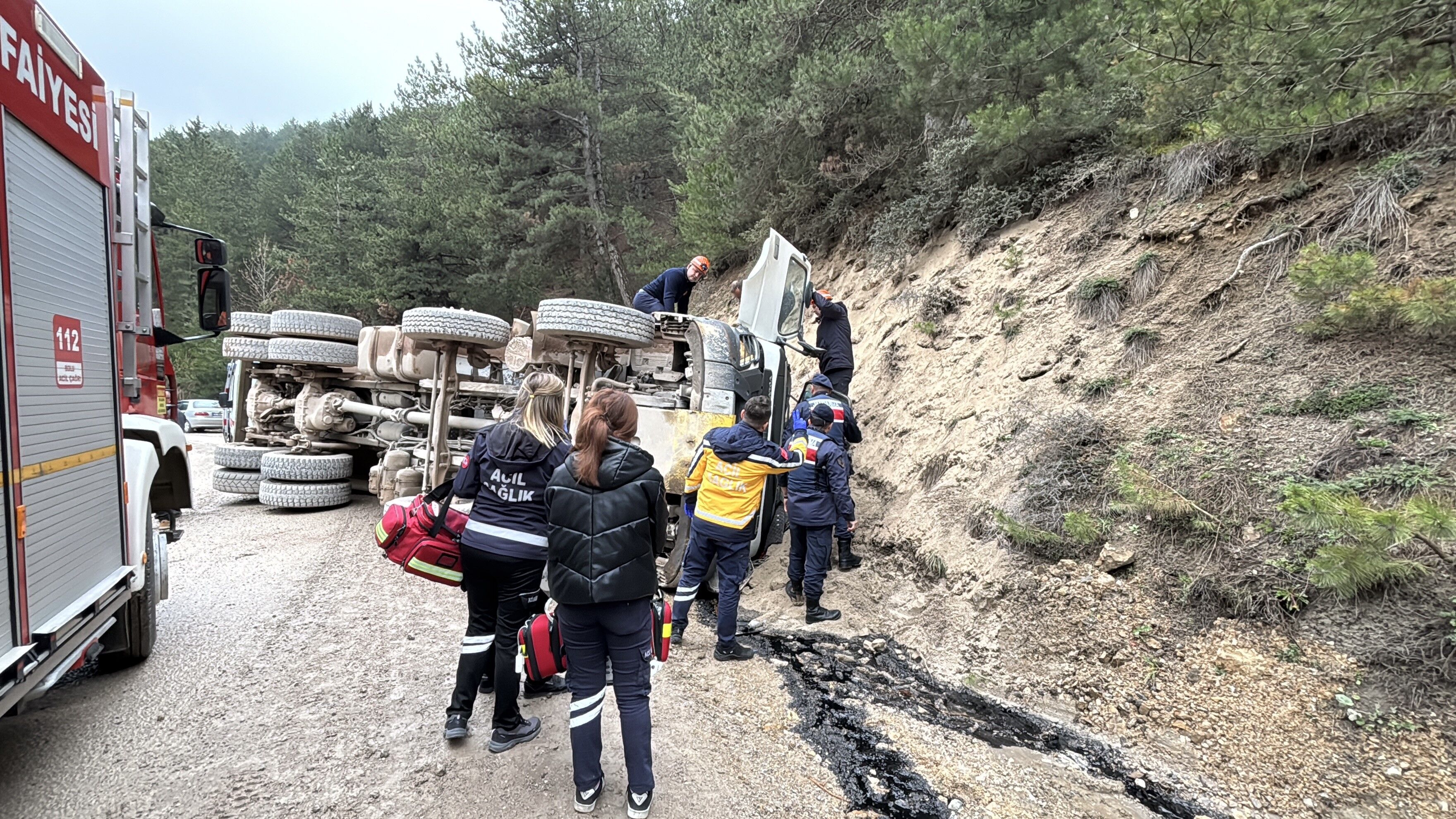 Kum Yüklü Kamyon Virajda Devrildi Sürücü Kurtarılamadı (1)
