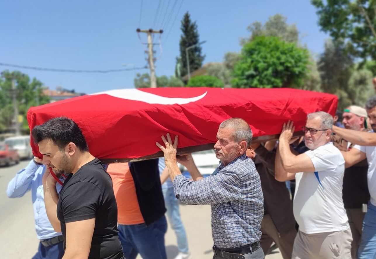 Ödemiş’te Kıbrıs Gazisine Vefa Askeri Törenle Son Yolculuğuna Uğurlandı (1)