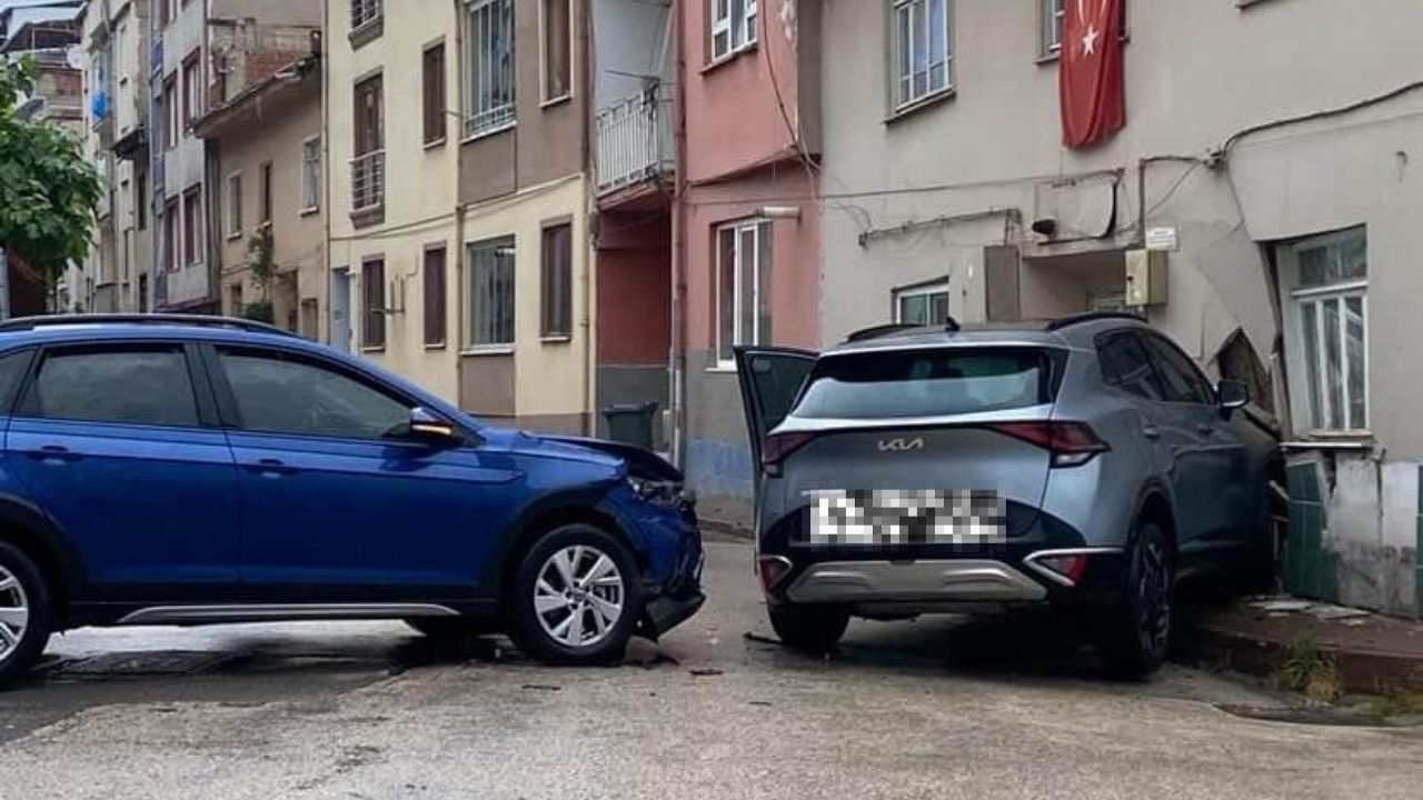 Otomobil Ile Çarpışan Araç Evin Duvarına Girdi (2)