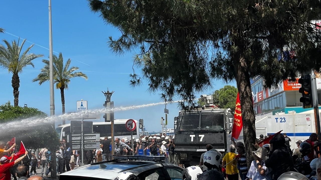 Özgür Özel Gelmeden Önce Meydan Karıştı! Polis Toma'larla Müdahale Etti (2)