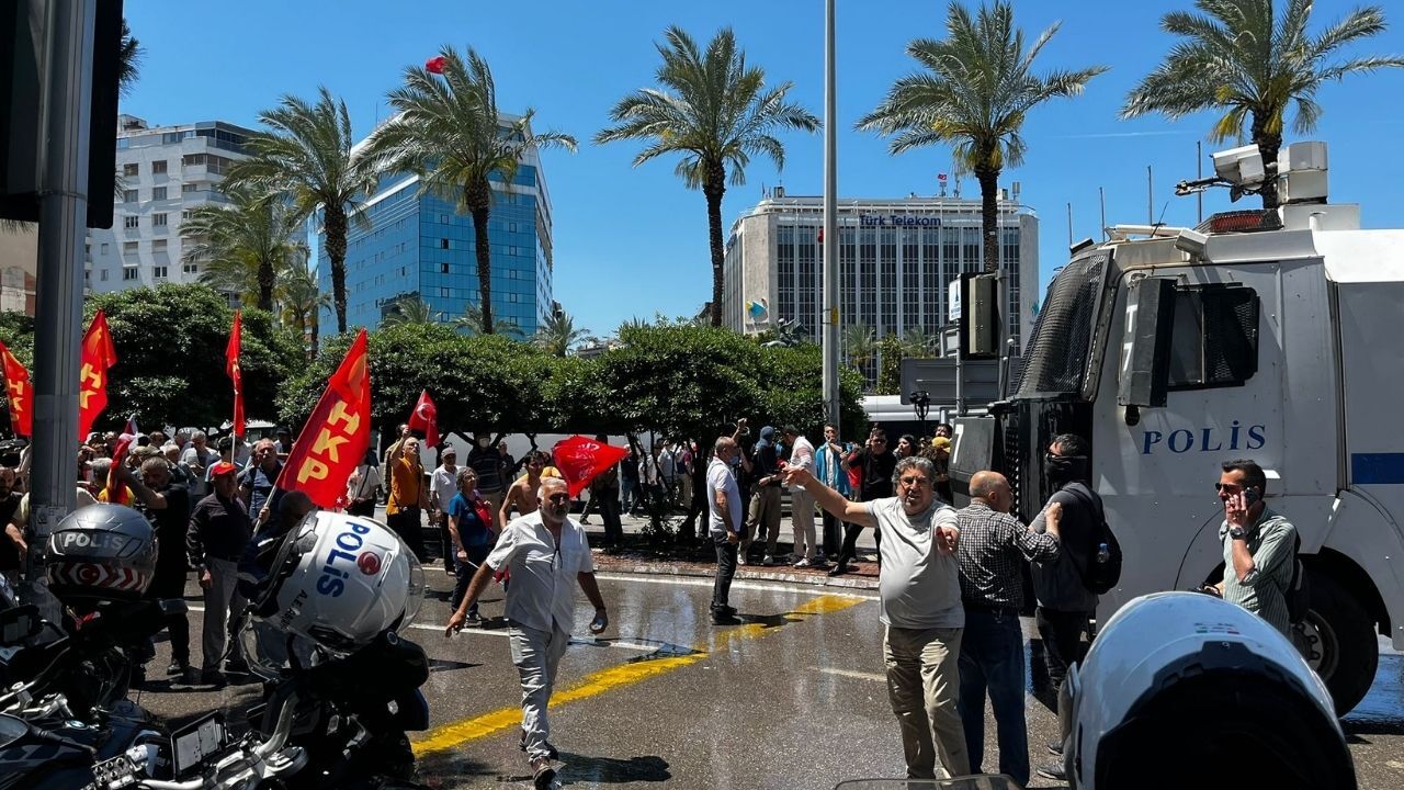 Özgür Özel Gelmeden Önce Meydan Karıştı! Polis Toma'larla Müdahale Etti (3)