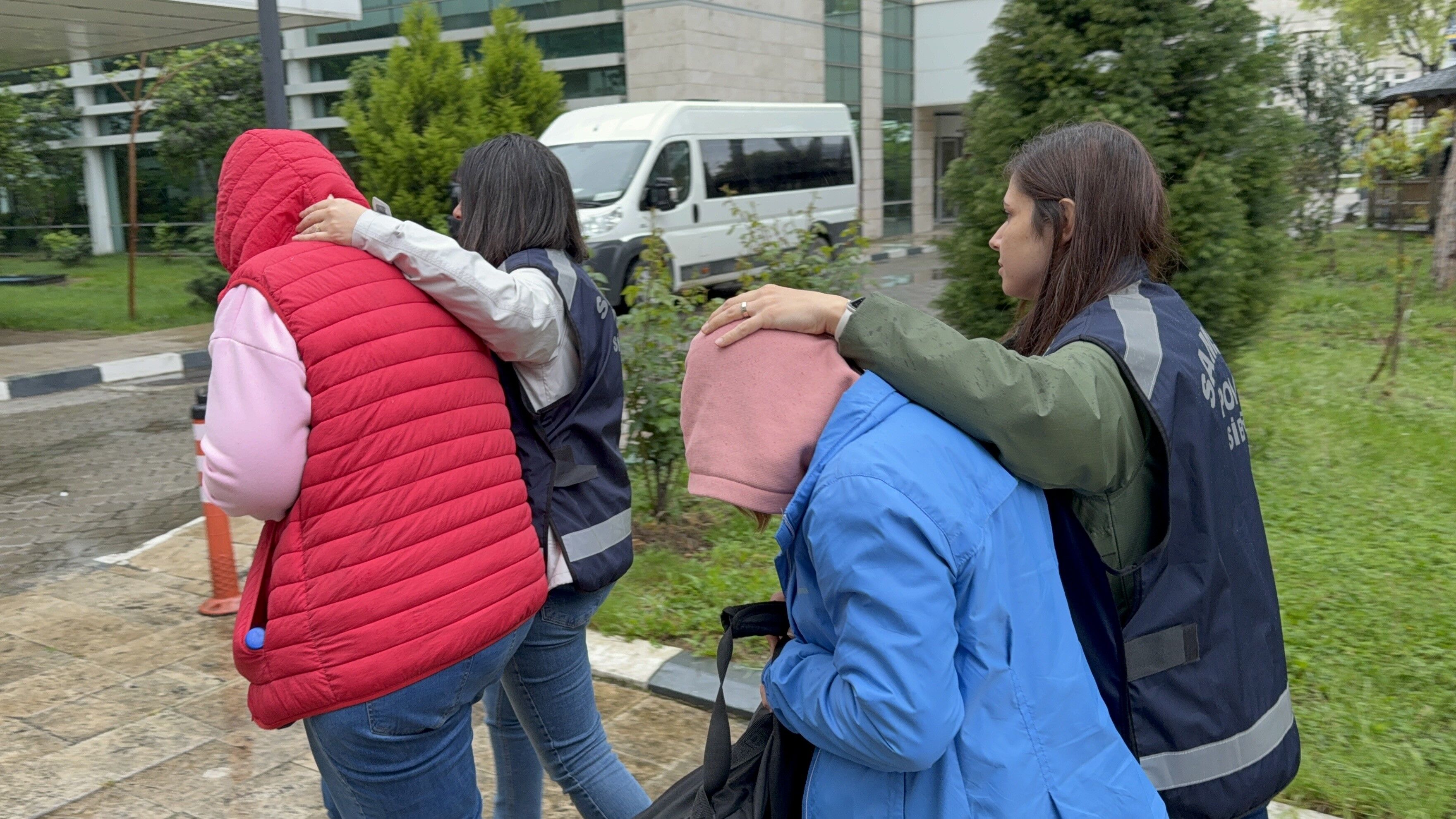 Sahte Toki̇ Ve E Devlet Siteleri Ile Milyonlarca Liralık Vurgun 7 Şüpheli Adliyede (2)