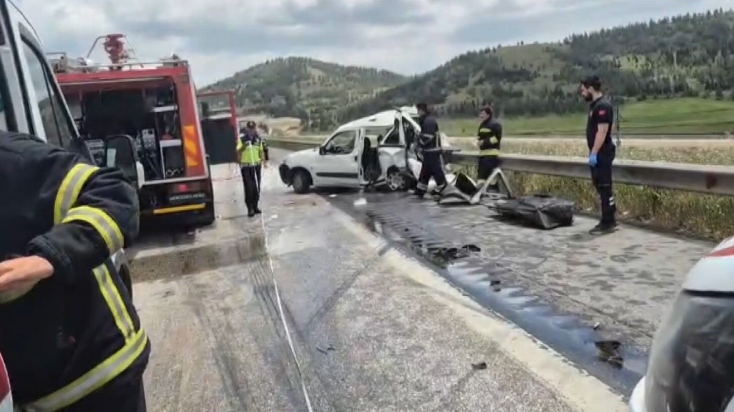 Tırın Çarptığı Araç Hurdaya Döndü 2 Kişi Hayatını Kaybetti (2)