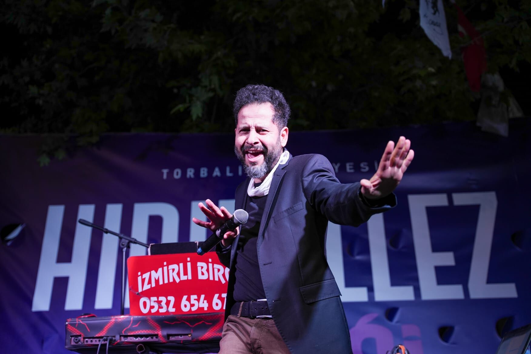 Torbalı’da Renkli Gece Binlerce Kişi Ateşten Atladı (2)