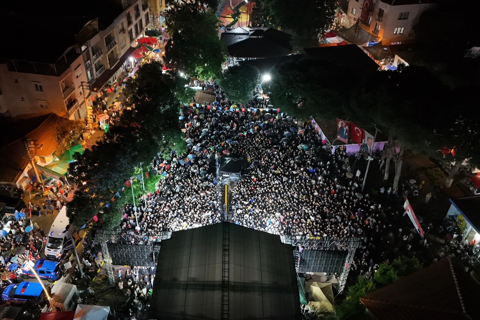 Yağmura Rağmen Festival Alanı Doldu Taştı Emiralem Çilek Festivali’nde Unutulmaz Gece (1)