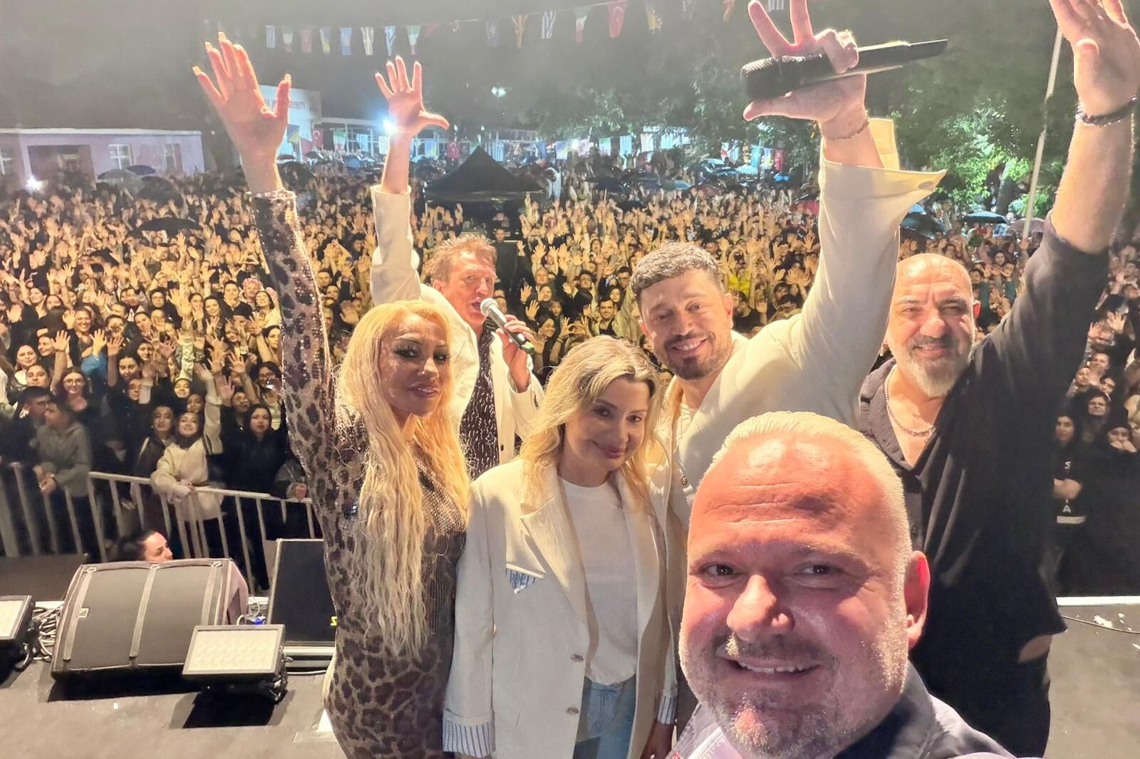 Yağmura Rağmen Festival Alanı Doldu Taştı Emiralem Çilek Festivali’nde Unutulmaz Gece (3)