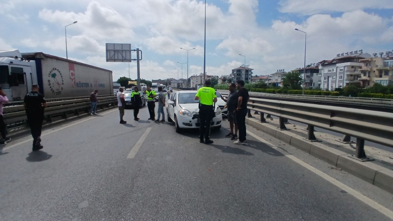4 Araç Birbirine Girdi Yol Saatlerce Kapandı (1)