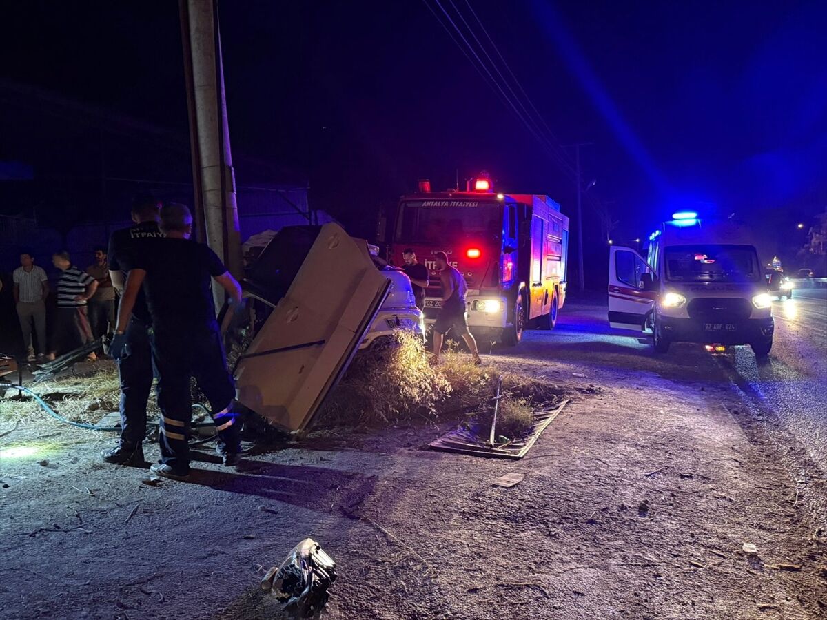 Aydınlatma Direğine Çarpan Araç Parçalandı Sürücü Hayatını Kaybetti (2)