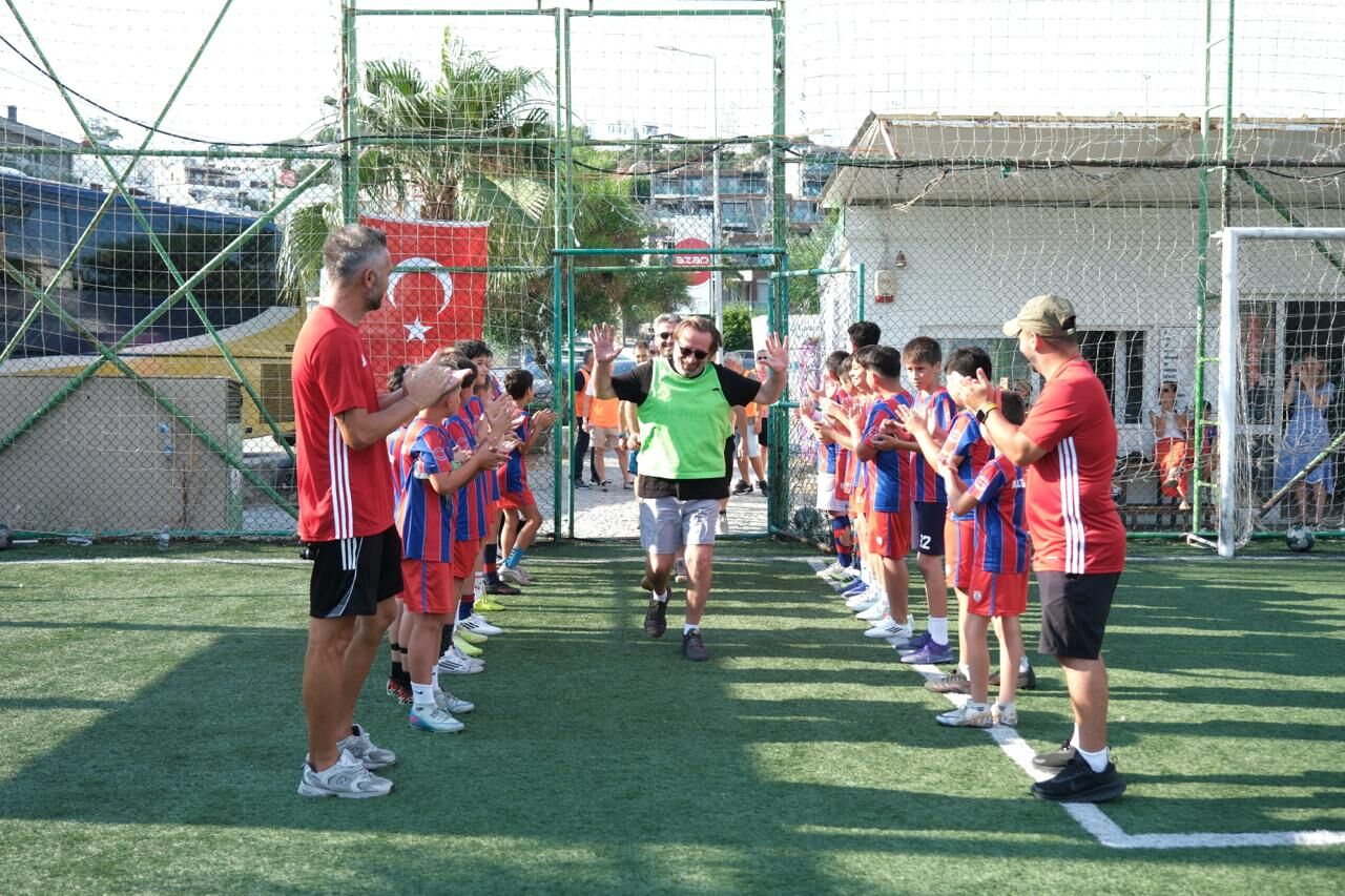 Babalar Ve Çocuklar Aynı Sahada Karşı Karşıya Geldi! Kenan Özer De Oradaydı (1)