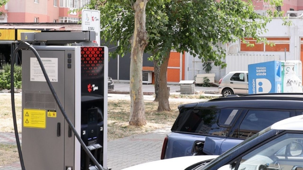 Bayraklı’da Elektrikli Araç Sahiplerine Müjde! 10 Noktada 20 Şarj Ünitesi Hizmette (2)