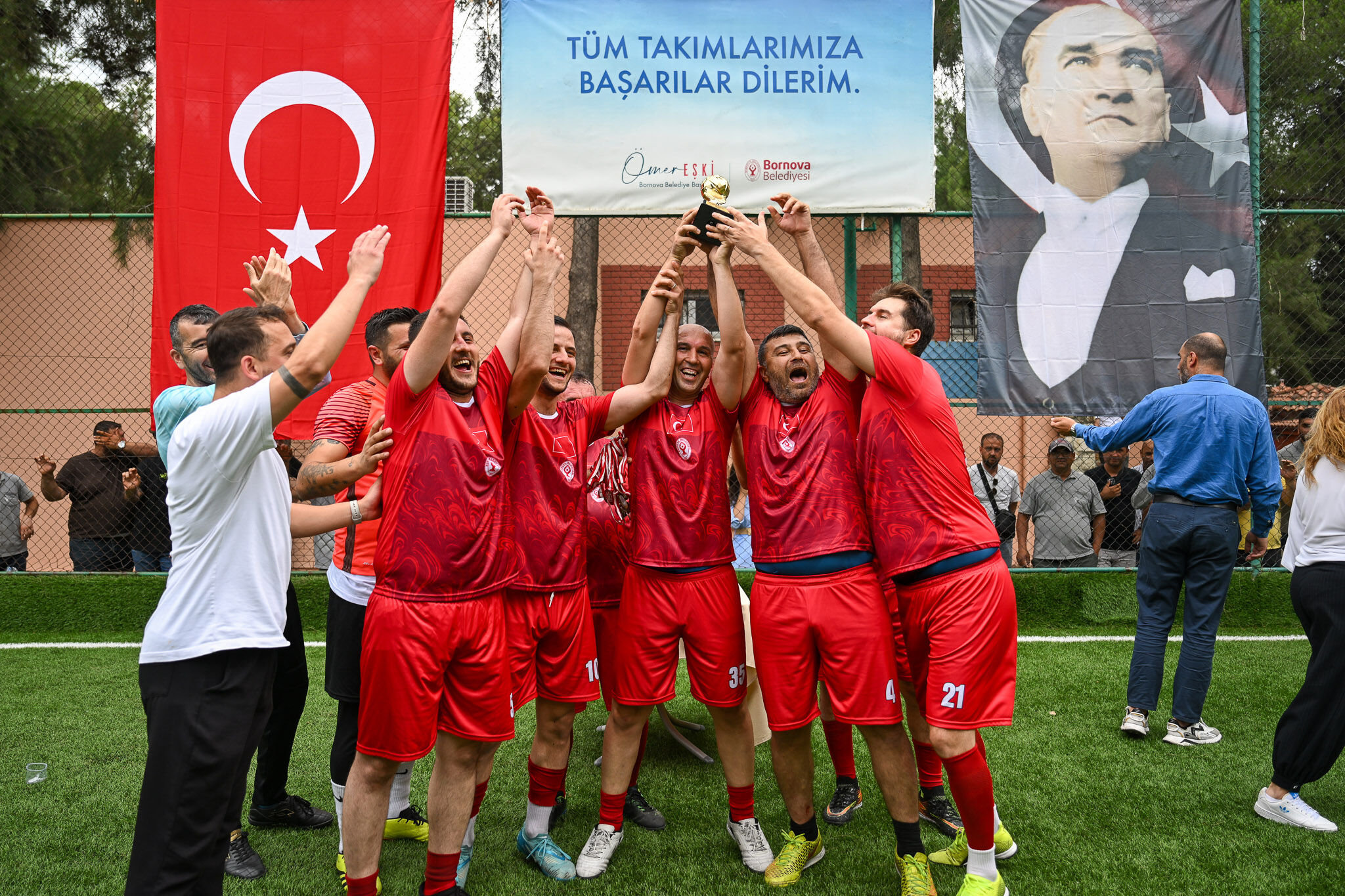 Bornova'da 17 Müdürlük Yarıştı, Tek Takım Zirveye Çıktı! İşte Turnuvanın Şampiyonu (2)