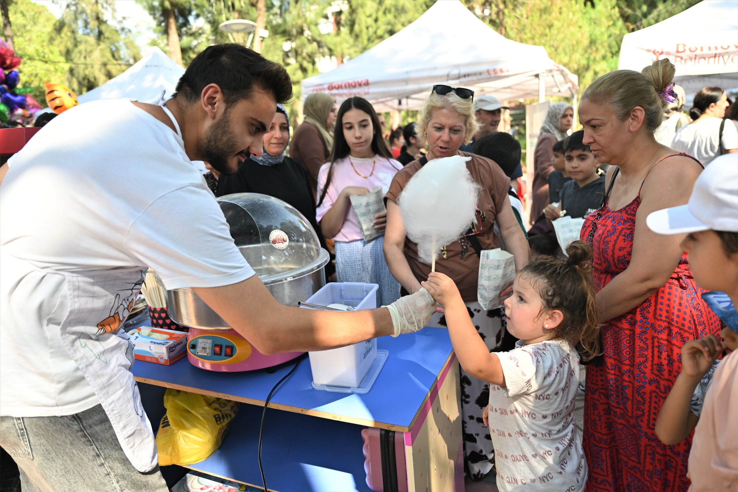 Bornova'da Yaz Tatili Şenlikle Başladı! Renkli Etkinliğe Binlerce Kişi Katıldı (1)