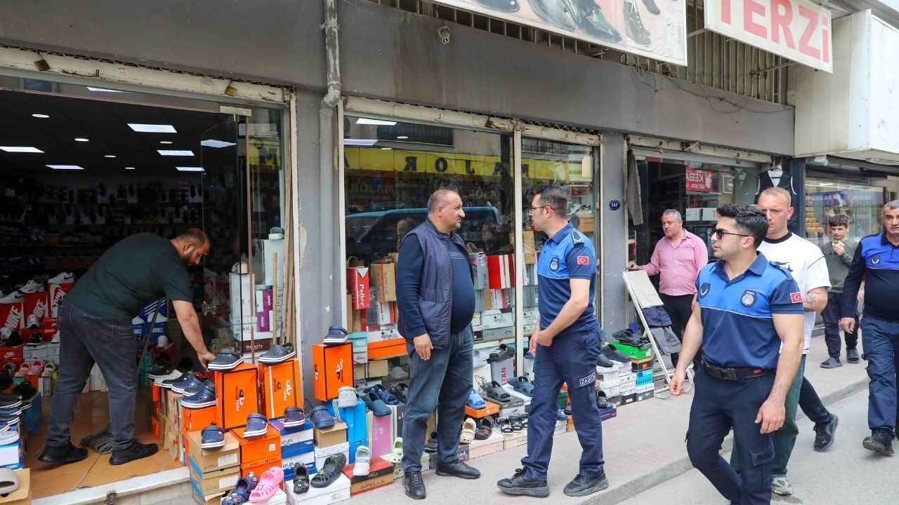 Buca'da Denetimler Sıkılaştı Kaldırımlar Tek Tek Kontrol Edildi! (2)