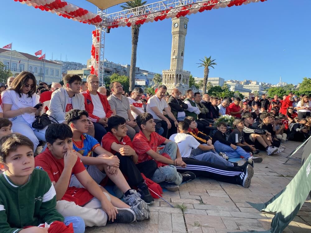 Dünya Kupası Heyecanı Konak Meydanı'na Taştı! İzmirliler Tarihi Maçı Dev Ekranlardan Izledi (1)