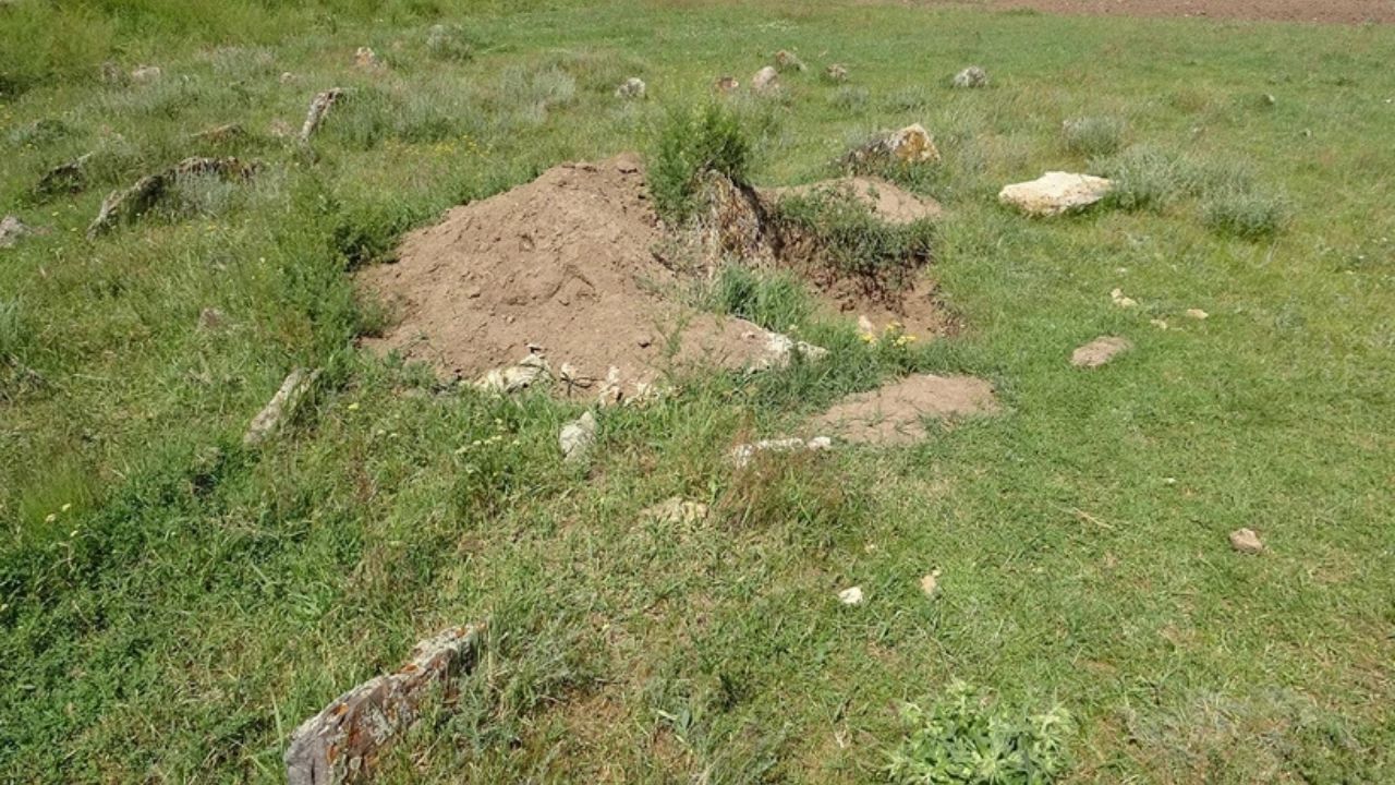 “Ermeni Altını” Iddiası Mezarlığı Talan Etti! “Ölülerimizi Rahat Bırakın” (1)