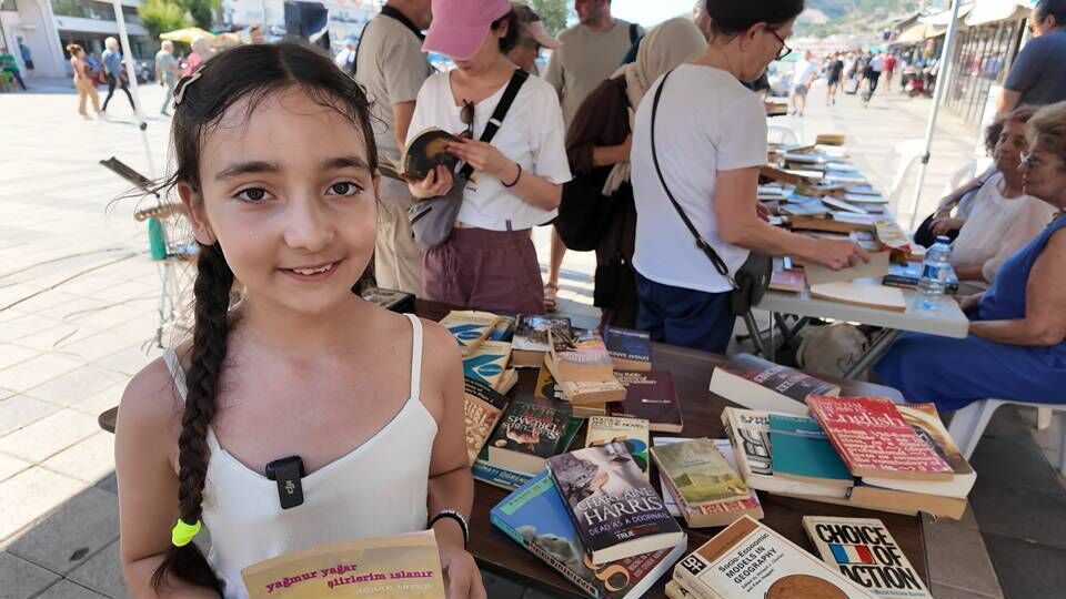 Foça’da Kitap Şenliği 2 Bin 600 Kitap Vatandaşa Ücretsiz Dağıtıldı (1)