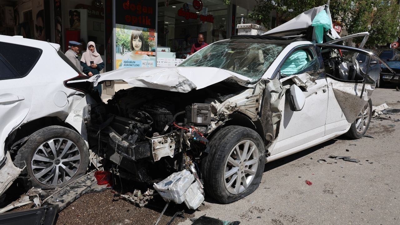 Freni Patlayan Kamyon Dehşet Saçtı 10 Araç Hasar Gördü (2)