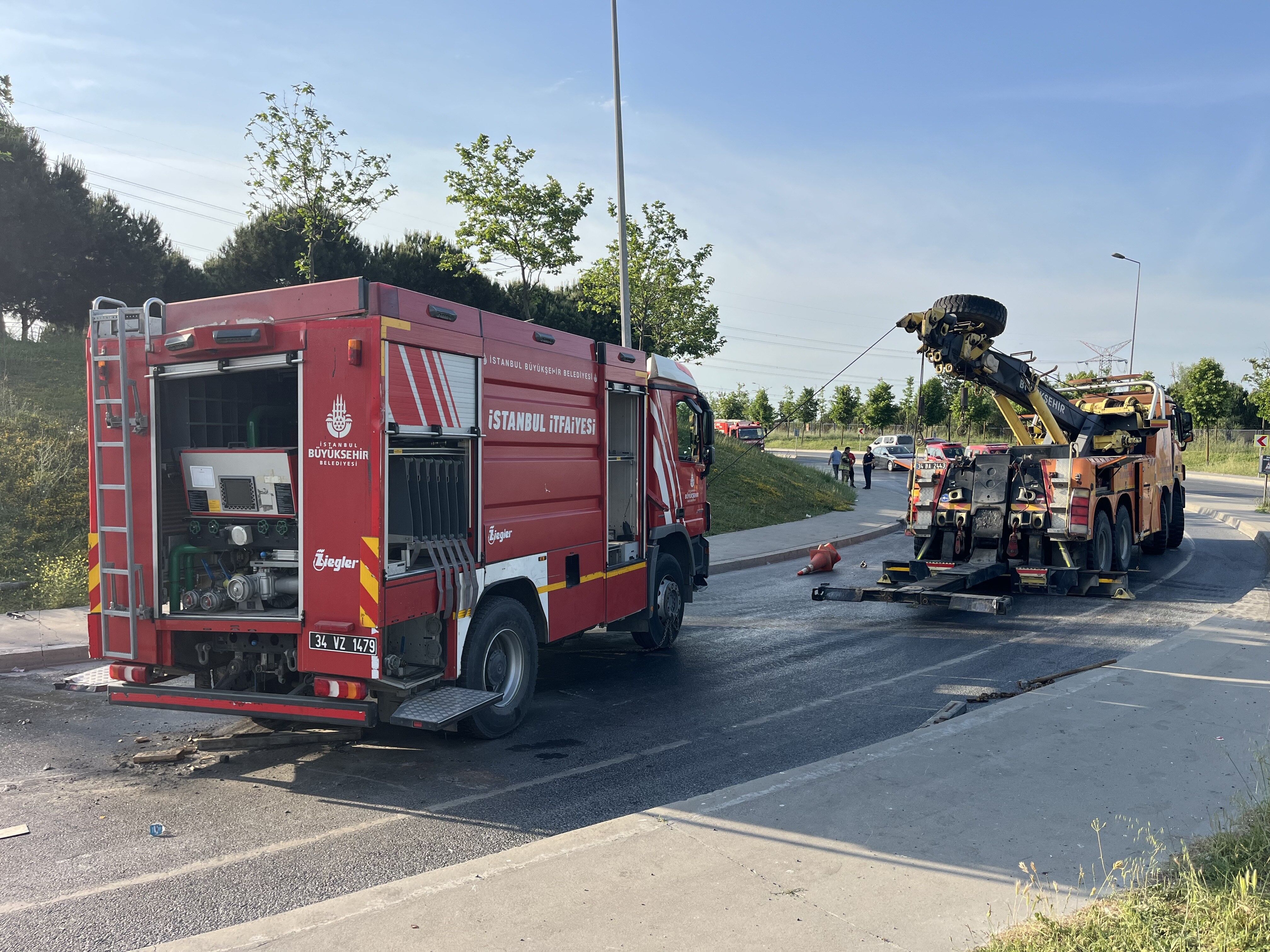 İtfaiye Aracı Yangın Dönüşü Devrildi 3 Itfaiyeci Yaralandı (2)