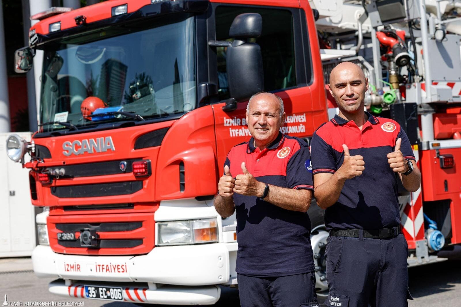 İzmir İtfaiyesi’nde Duygulandıran Baba Oğul Hikayesi Ateşin Içinde Omuz Omuzalar (1)