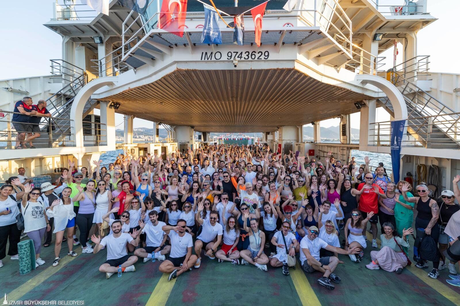 İzmir Körfezi’nde Unutulmaz Anlar 400 Kişi Denizin Ortasında Yoga Yaptı (1)