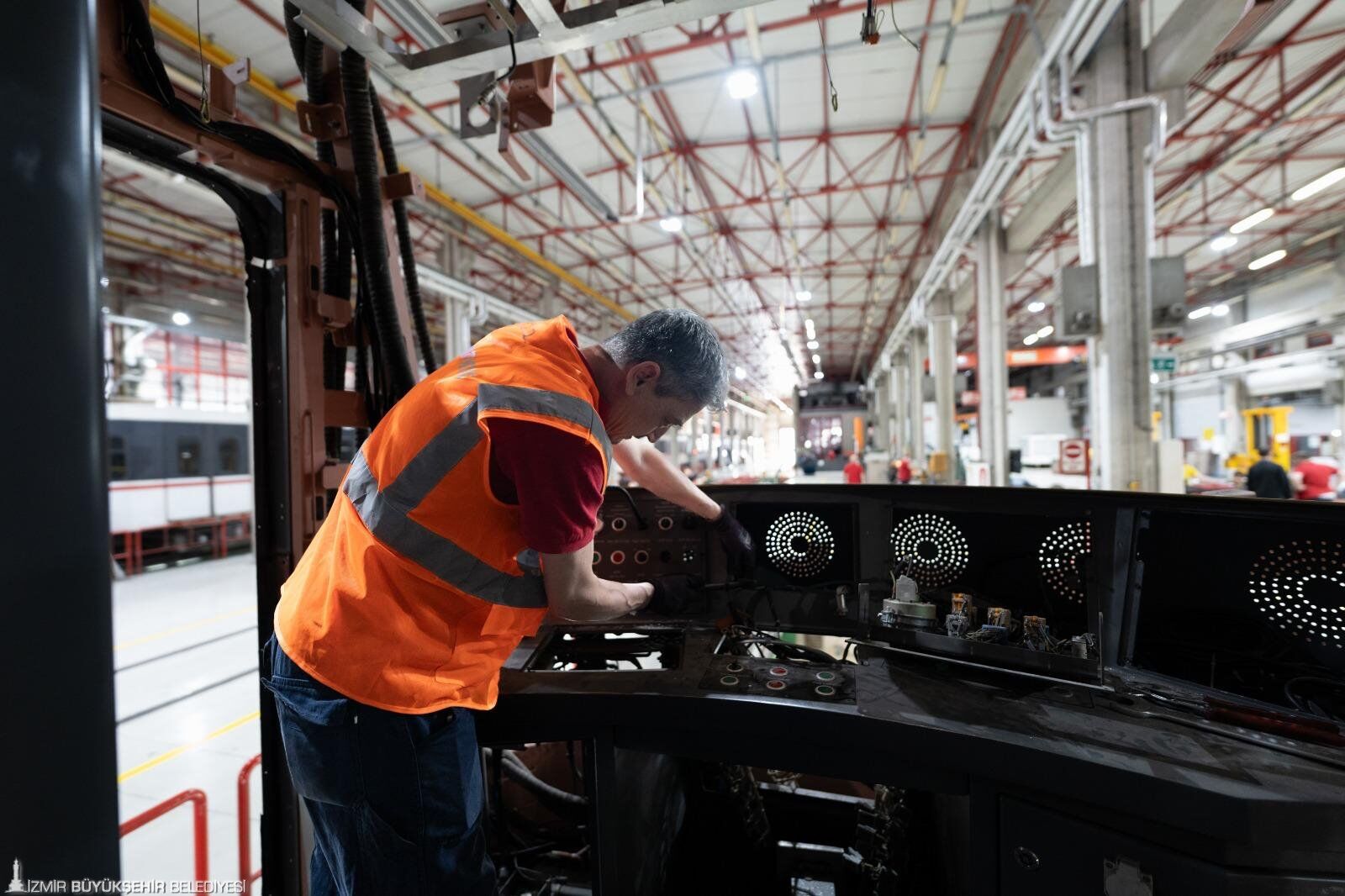 İzmir Metro’dan Dışa Bağımlılığı Azaltan Hamle Hasarlı Metro Ve Tramvaylar Burada Yeniden Hizmete Kazandırılıyor (1)