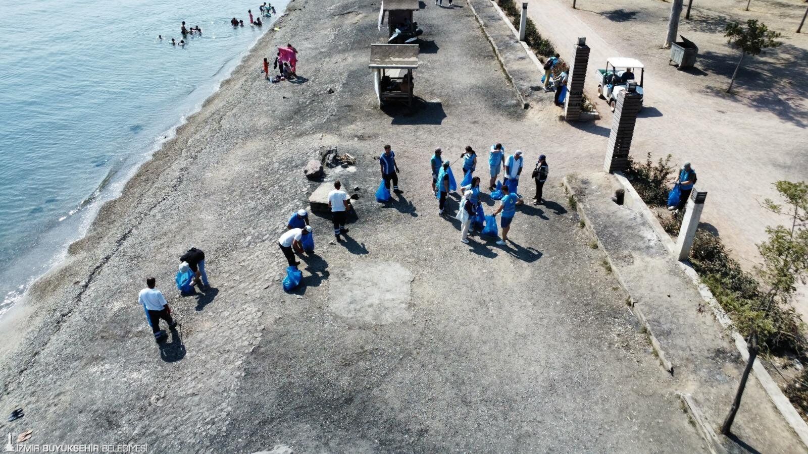 İzmir’de Çocuk Oyun Alanları Temizleniyor Gönüllüler Bu Kez Karşıyaka’da Buluştu (2)