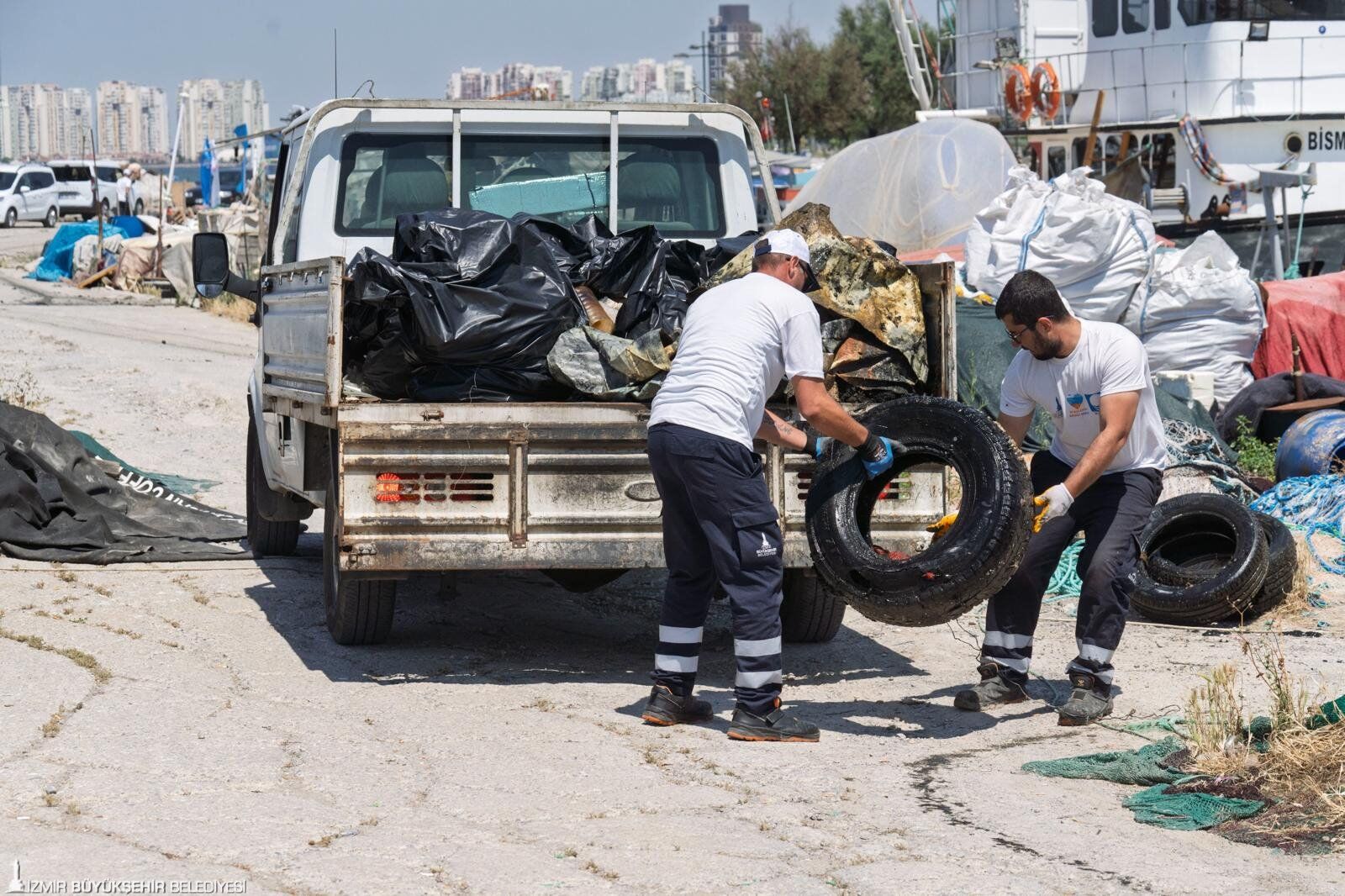 İzmir’de Denizden Çıkanlar Şaşırttı! Lastik, Masa Ve Klozet Kapağı Bulundu (2)