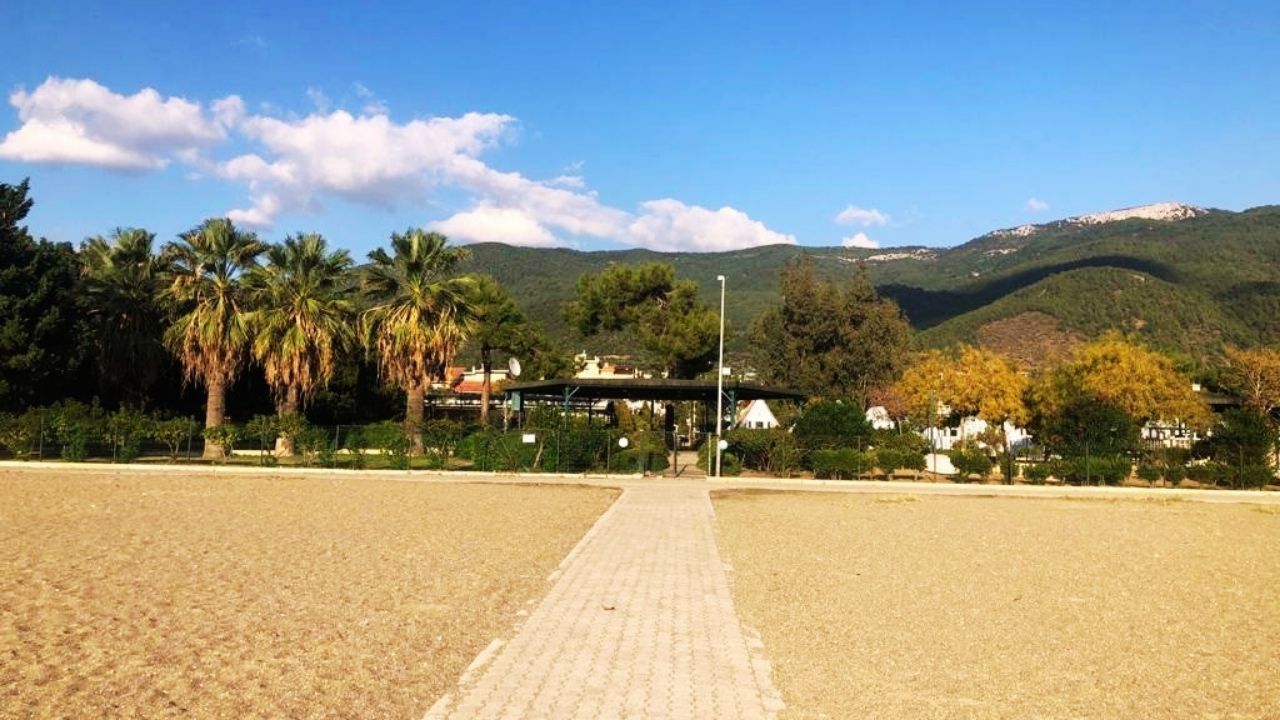 İzmir'de Ekonomik Ve Sakin Kamp Alanı Arayanlara! Hem Deniz Hem Doğa Ödüllü Bu Plaj Öğrencilerin Favorisi (1)
