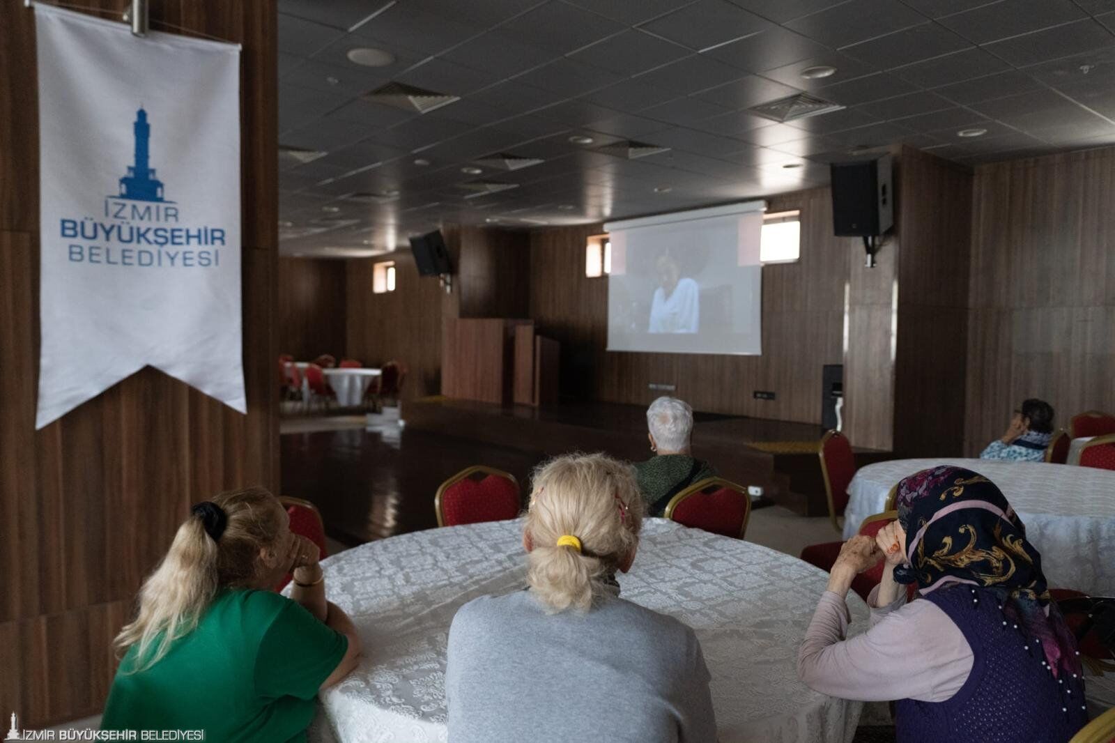 İzmir’de Huzurevinde Anlamlı Babalar Günü Programı Birlikte Aynı Filmi Izlediler (1)