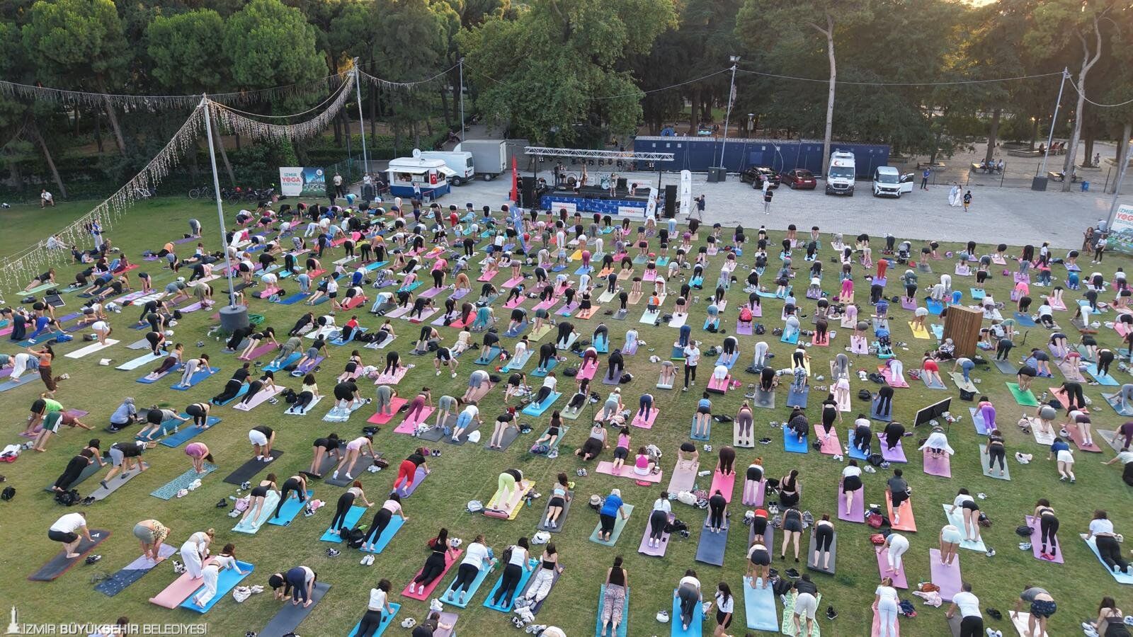 İzmir’de Yoga Festivali Başladı Yüzlerce Katılımcı Aynı Anda Yoga Yaptı (1)