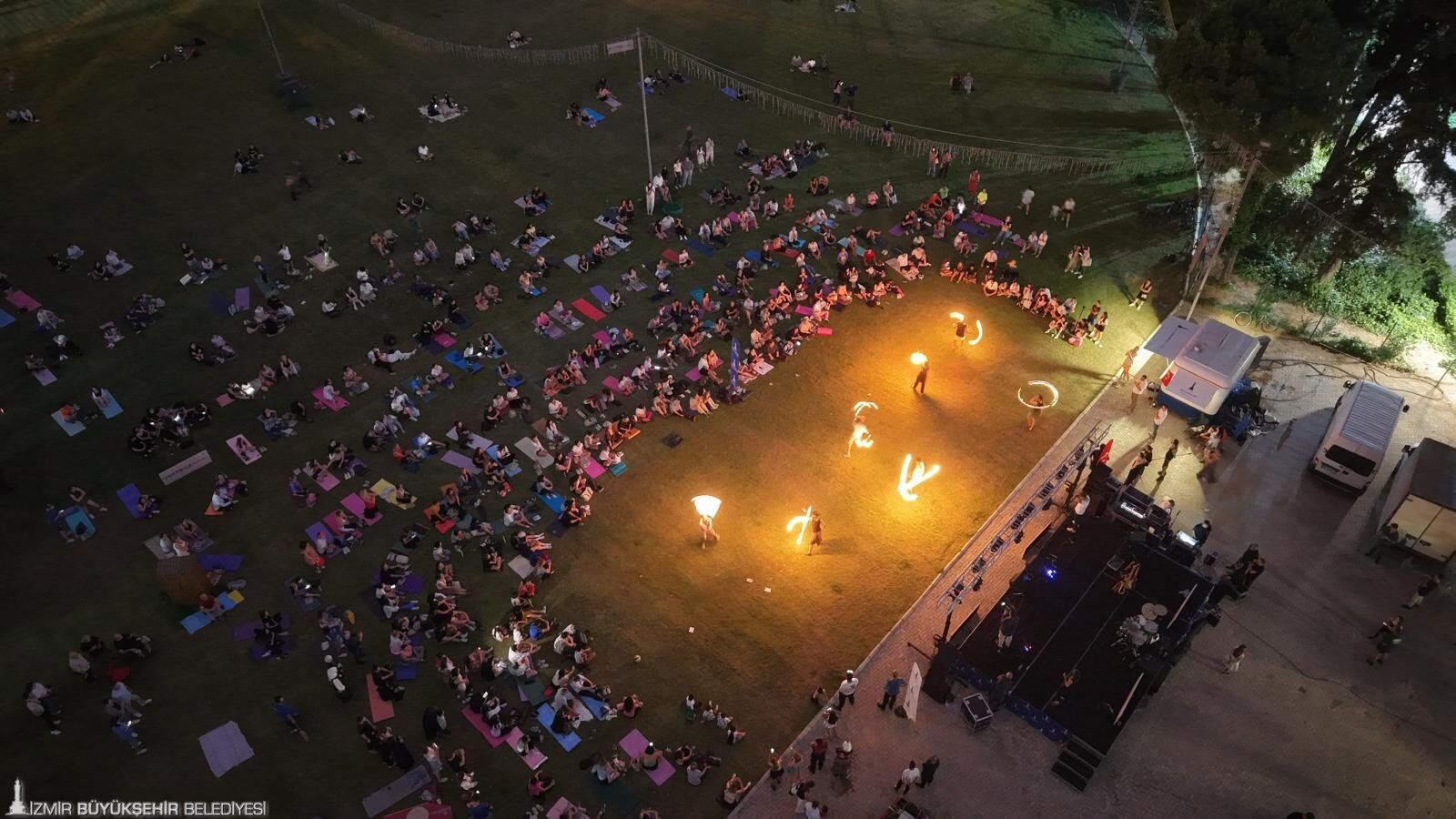 İzmir’de Yoga Festivali Başladı Yüzlerce Katılımcı Aynı Anda Yoga Yaptı (2)